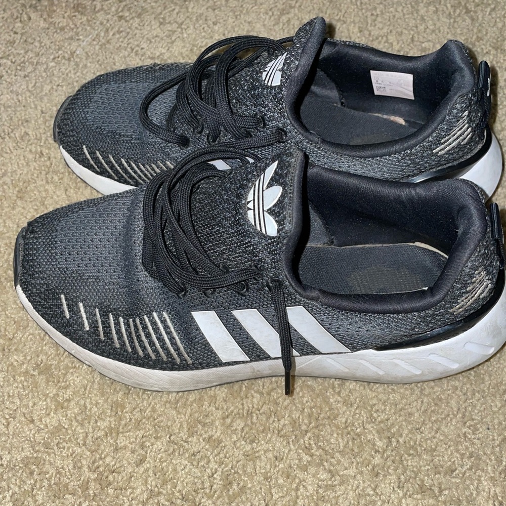 USED BLACK & WHITE CASUAL OR RUNNING ADIDA SHOES